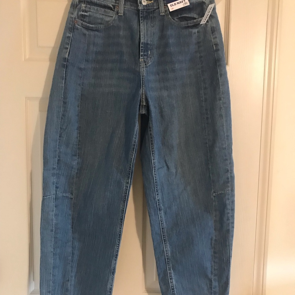 Old Navy High-Rise Barrel Jeans in Medium Blue